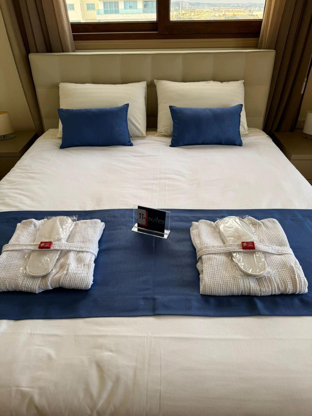 לרנקה 11 Suites - Golden Sunrise Suite חדר תמונה