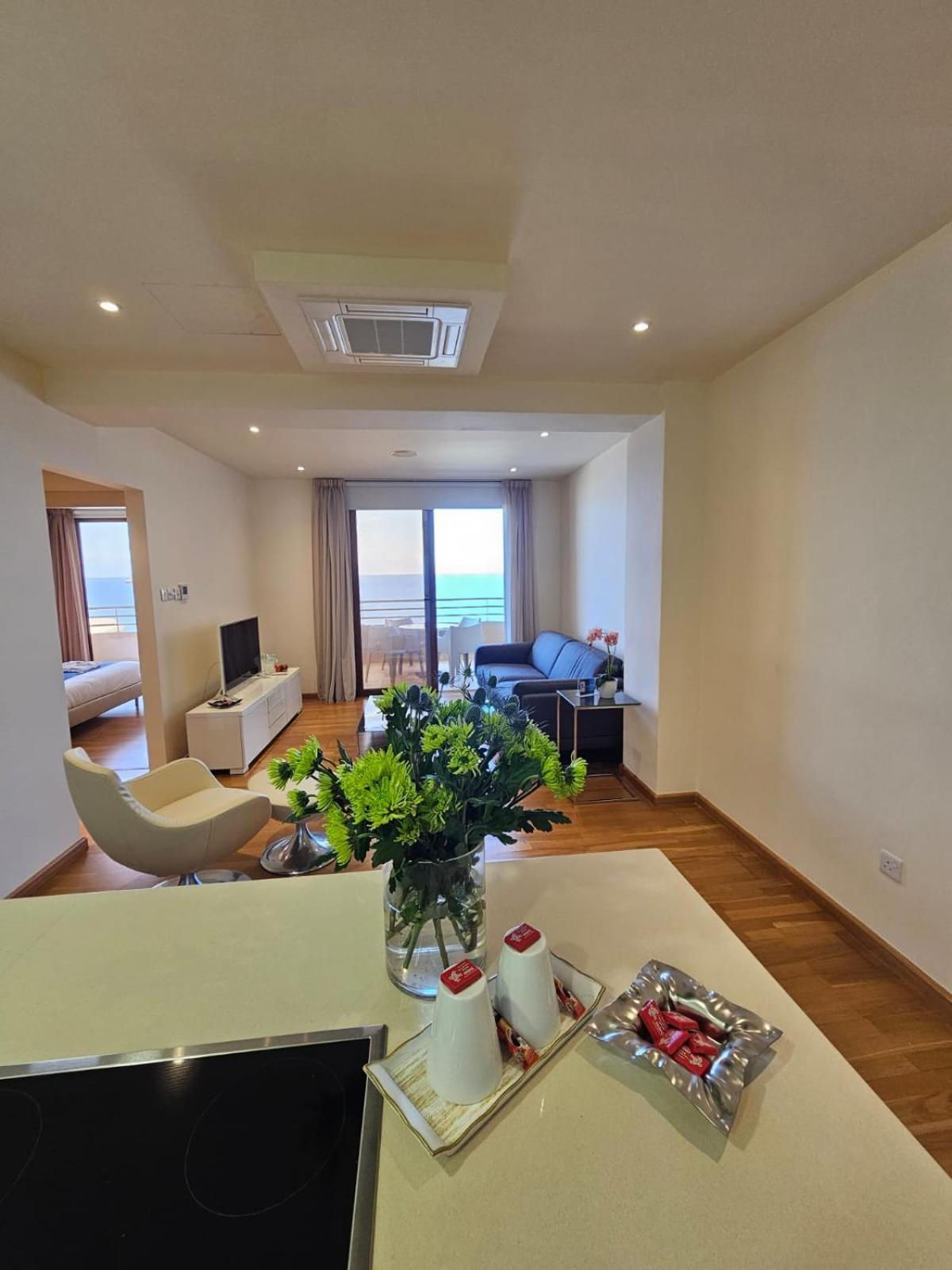 לרנקה 11 Suites - Golden Sunrise Suite חדר תמונה